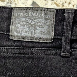 Levi's Classic Black Skinny Jeans for Women -12
